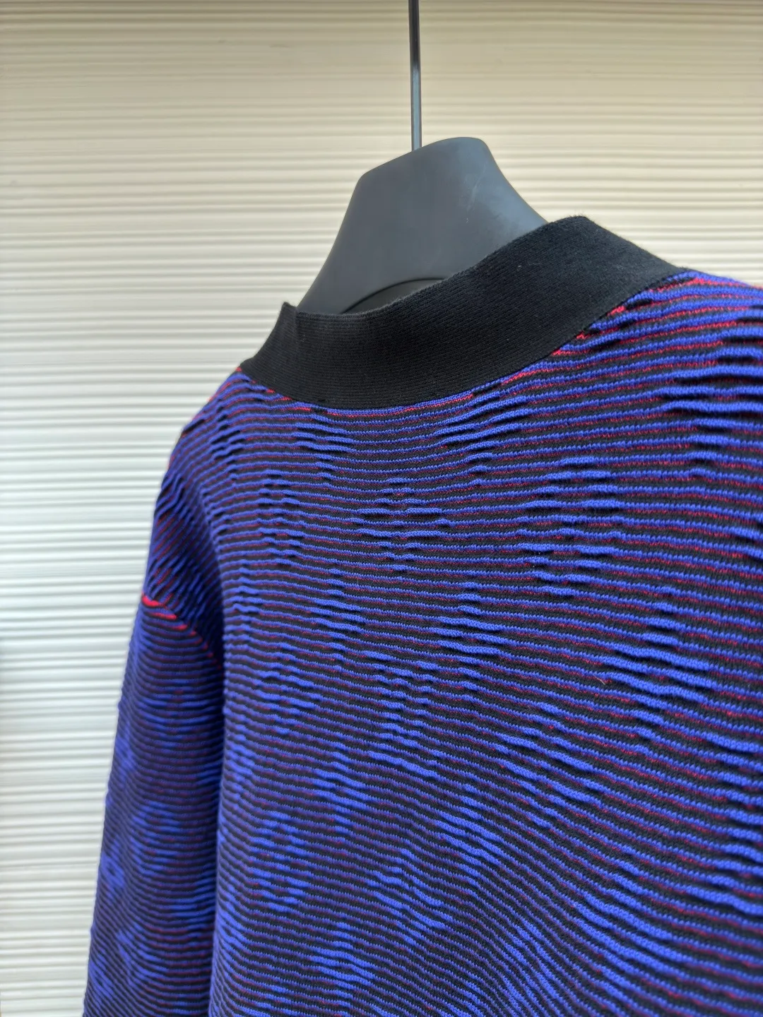 LOUIS VUITTON grating effect jacquard knitted jacket ●Authentic product: Purchased and developed for 12999 ●Item number: 1680041-B00 ●Fabric: Customized yarn fabric ●Technology: Knitted ●Version: Loose version ●Weight: about 750g ●Size: S-M-L-XL ●Description: 25ss new cotton knitted cardigan dip-dyed in elegant tones, full-width Monogram The jacquard pattern incorporates gradient stripes, creating an eye-catching raster effect that highlights Louis Vuitton's exquisite craftsmanship. Deep trims extend the college style, and pearlescent buttons add a dandy touch. The overall wiring is straight and delicate, the fabric is comfortable and soft, and the color is consistent without color difference. It can be matched with the same style to create a fashionable look and control various occasions. Customized accessories, complete with three standards, same style for men and women!